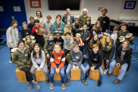 30.11.2022, IGS Rodenberg, Eike Ernst und Omid Bahadori, Improvisation zu Gast im Klassenzimmer 2022 ist ein Programm der Landesmusikakademie und Musikland Niedersachsen gGmbH. Foto: Helge Krückeberg